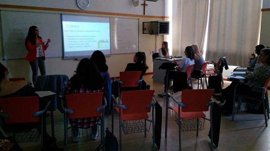 Instante de una de las sesiones de la primera edición de la Escuela de Padres celebradas en el CEU de Elche.