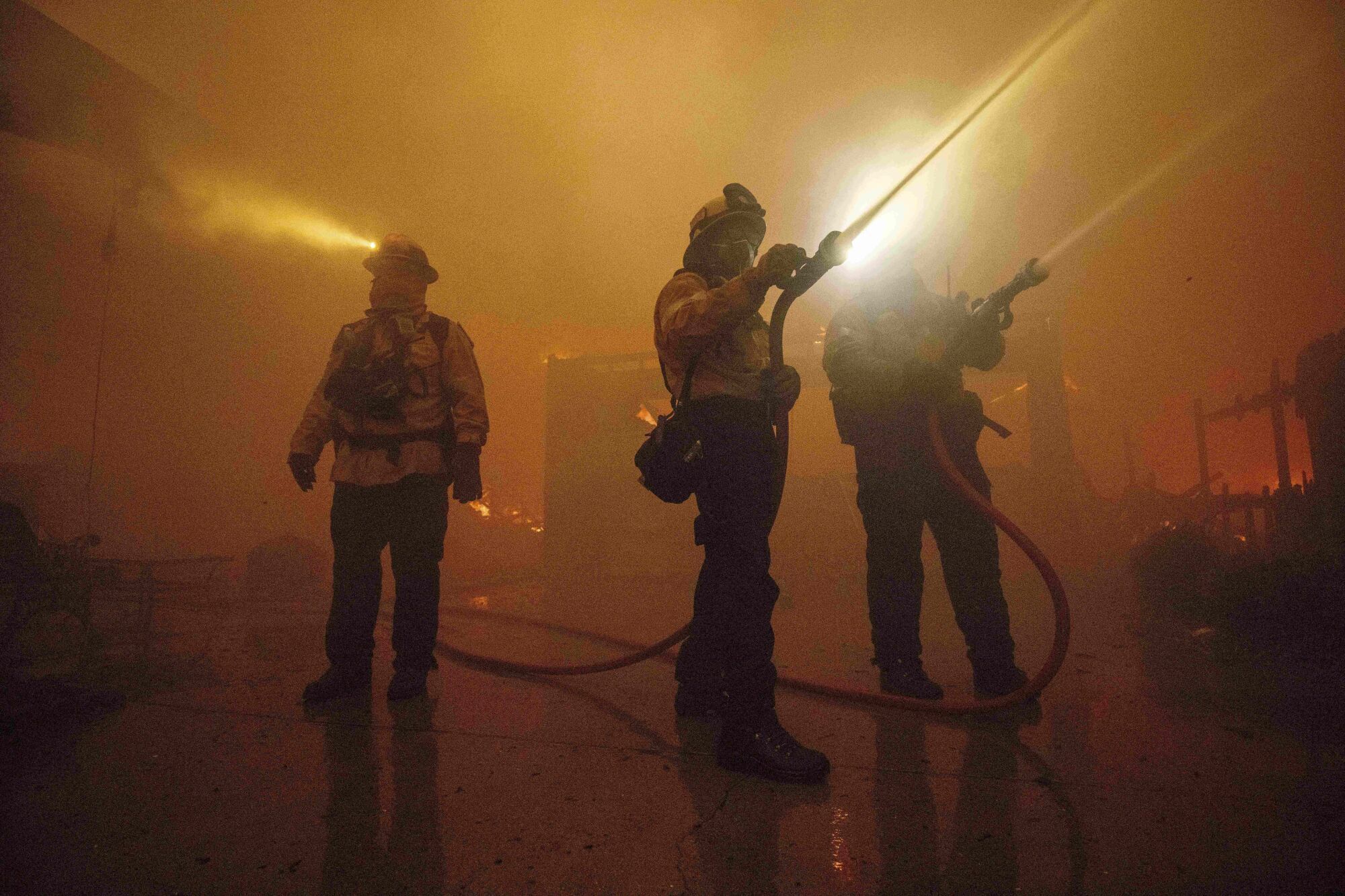 Fire crews battle the Eaton Fire Wednesday, Jan. 8, 2025, in Altadena, Calif. (AP Photo/Ethan Swope) Associated Press / LaPresse Only italy and Spain. EDITORIAL USE ONLY/ONLY ITALY AND SPAIN