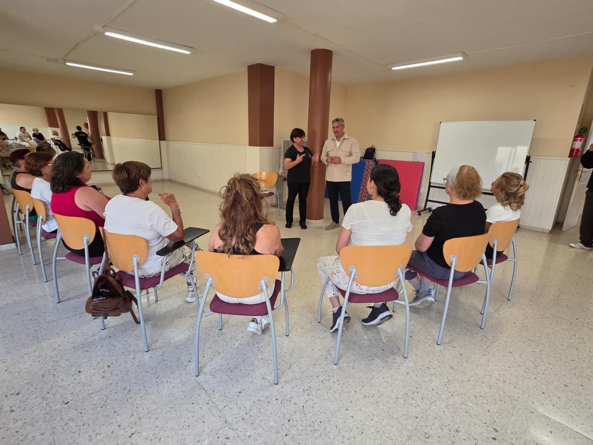 El edil Fran Hernández en uno de los centros culturales de La Laguna.