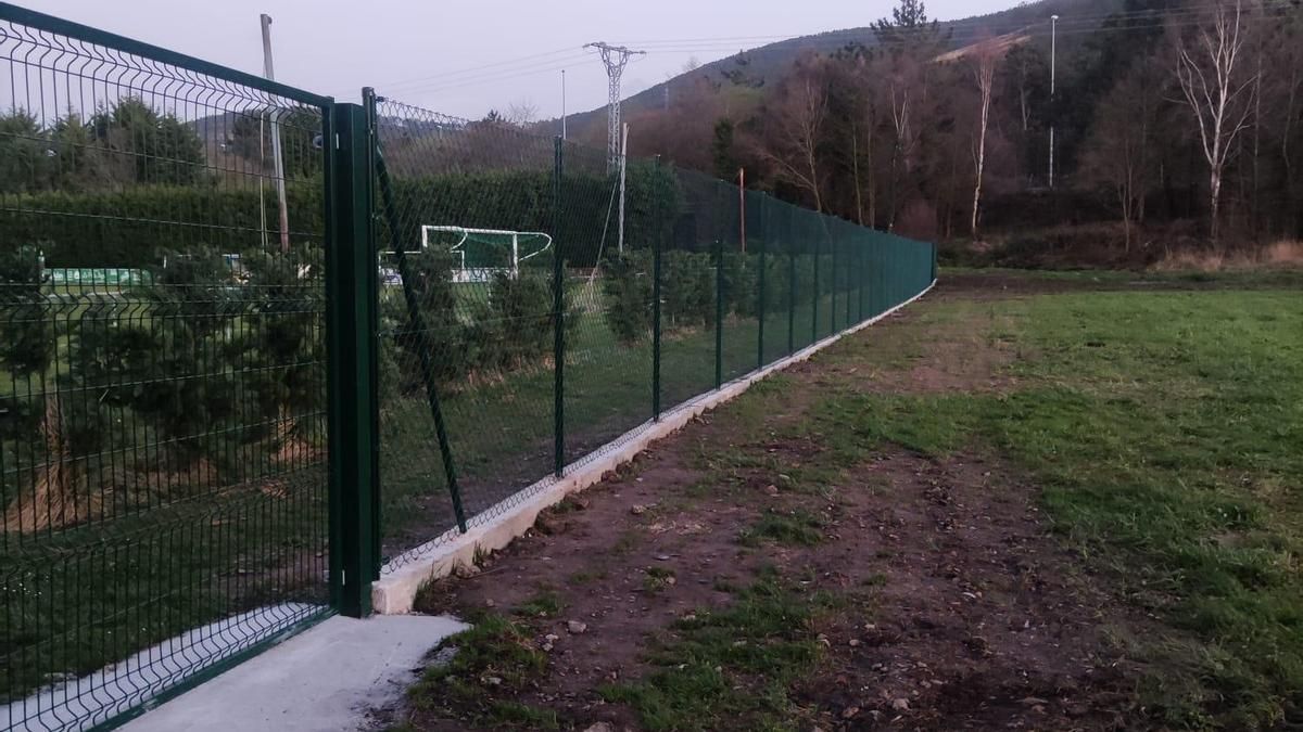 Cierre del campo de fútbol San Sebastián, en Barcia.