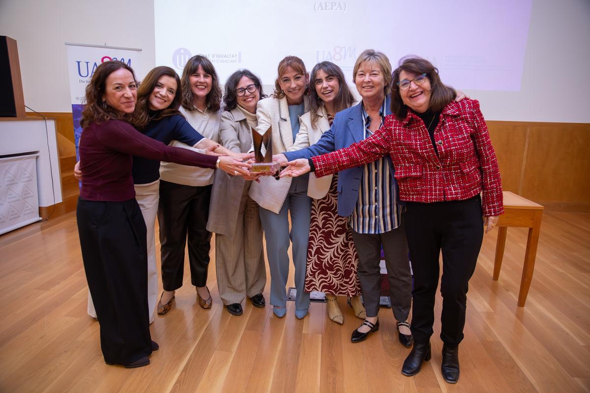 Representantes de AEPA recogen su galardón.