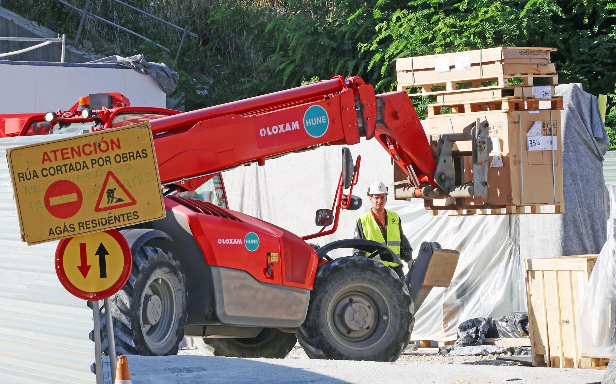 El anillo del ascensor HALO finaliza su izado y "aluniza" en la plaza de Vialia