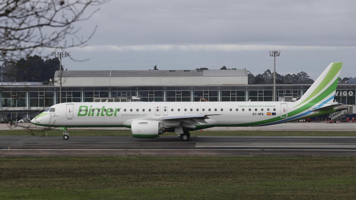 Un avión de Binter después de aterrizar en el Aeropuerto de Peinador