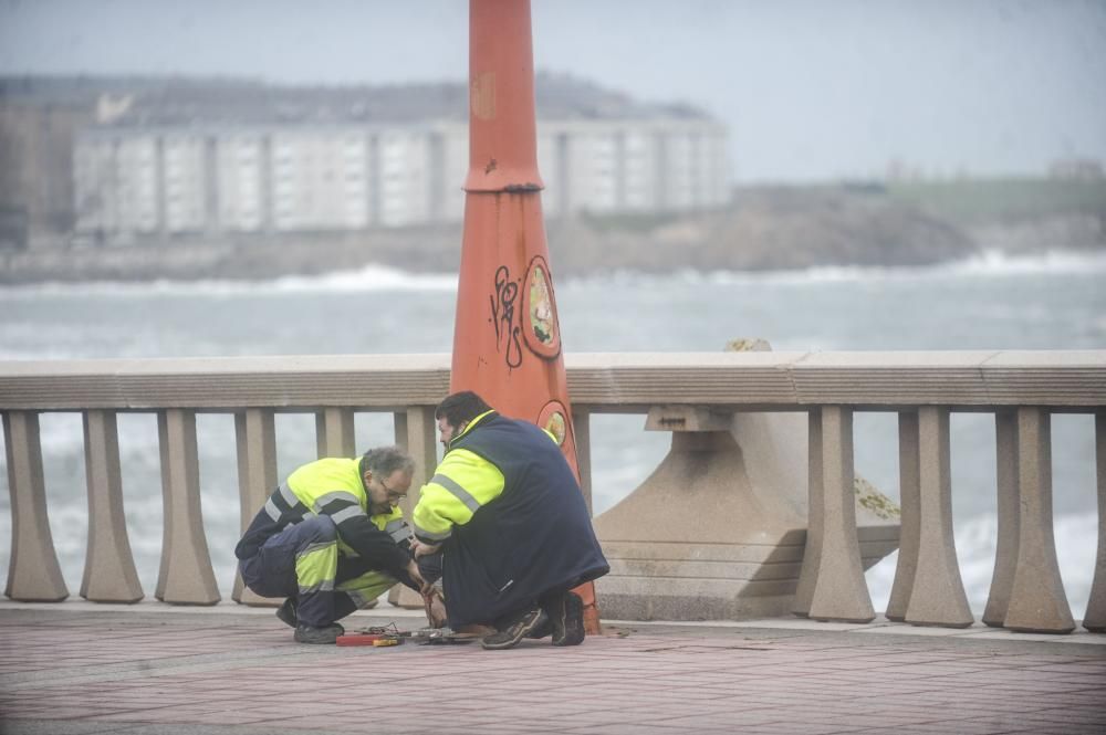 Daños en A Coruña por las olas en alerta roja