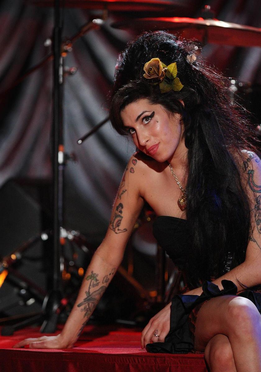 Amy Winehouse durante su actuación en los premios Grammy de 2008