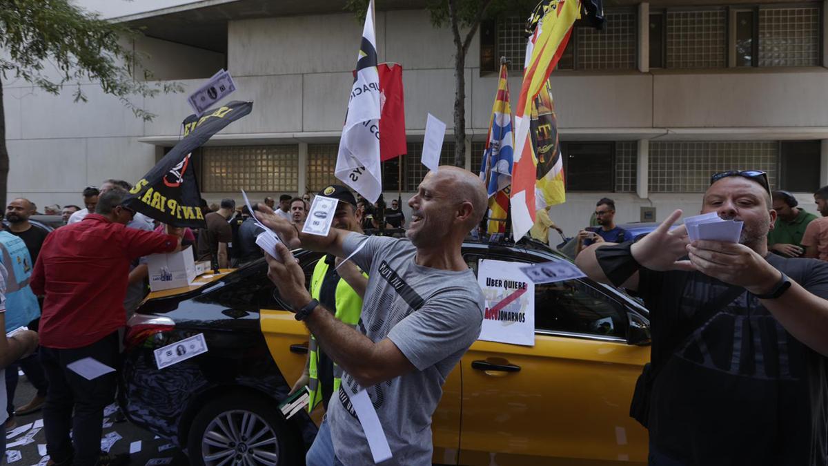 Los taxistas de Barcelona protestan delante de la Comisión Nacional de los Mercados y la Competencia