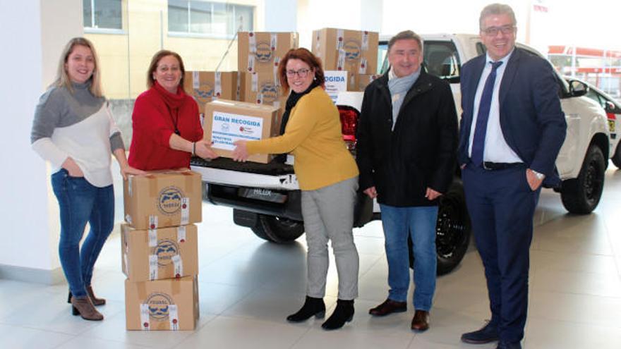 Momento de la entrega de los alimentos recogidos. GRUPO BREOGÁN