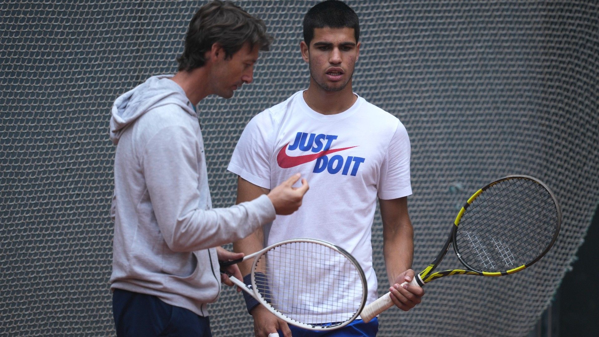 Carlos Alcaraz, junto a su entrenador Juan Carlos Ferrero durante un entrenamiento en Barcelona, en abril pasado.