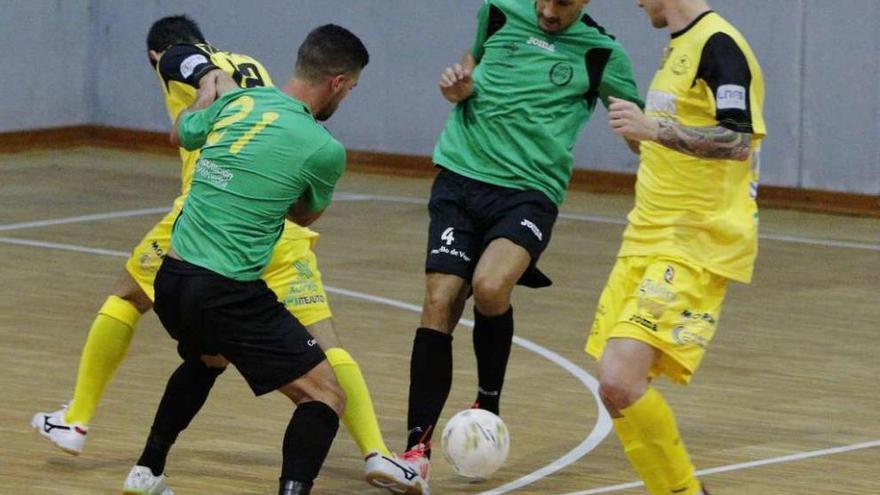 Una disputa por el balón en el partido de ayer. // R. Grobas