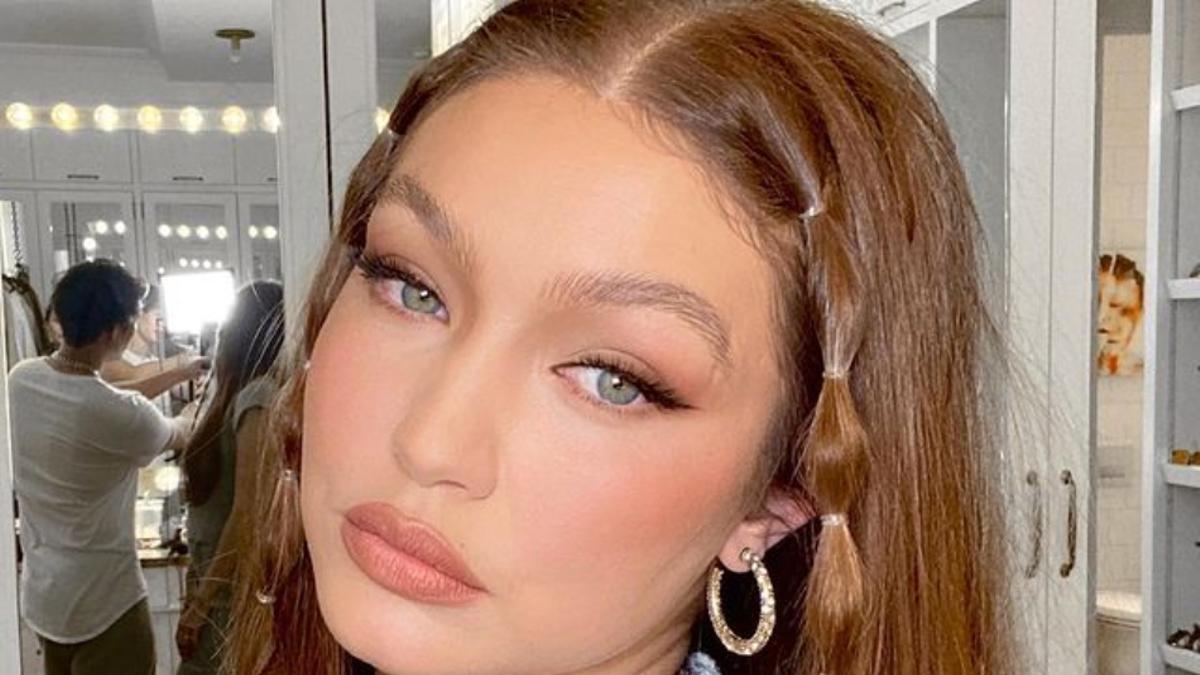 Gigi Hadid apuesta por una melena en tono cobrizo