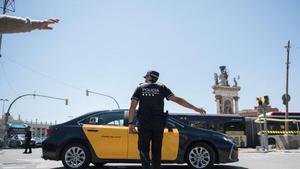 Un agente de la Guardia Urbana dirige el tráfico en palza Espanya