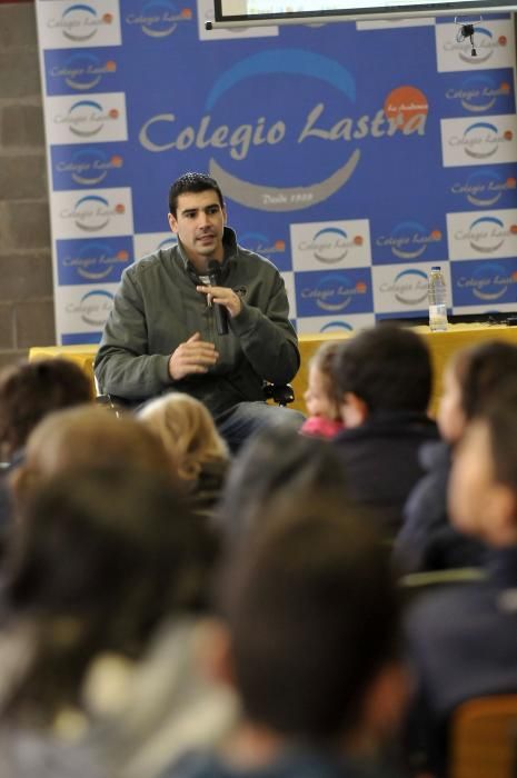 Visita del jugador de baloncesto Saúl Blanco al colegio Lastra de Mieres