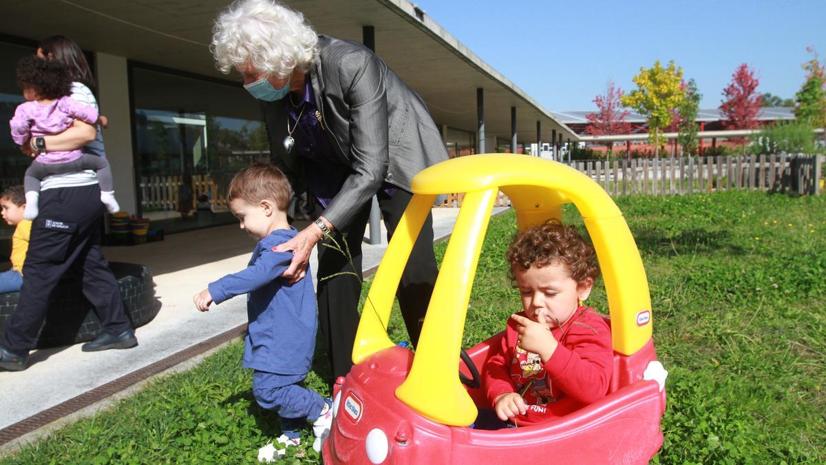 Luz, de 86 años, juega y se divierte con unos niños.