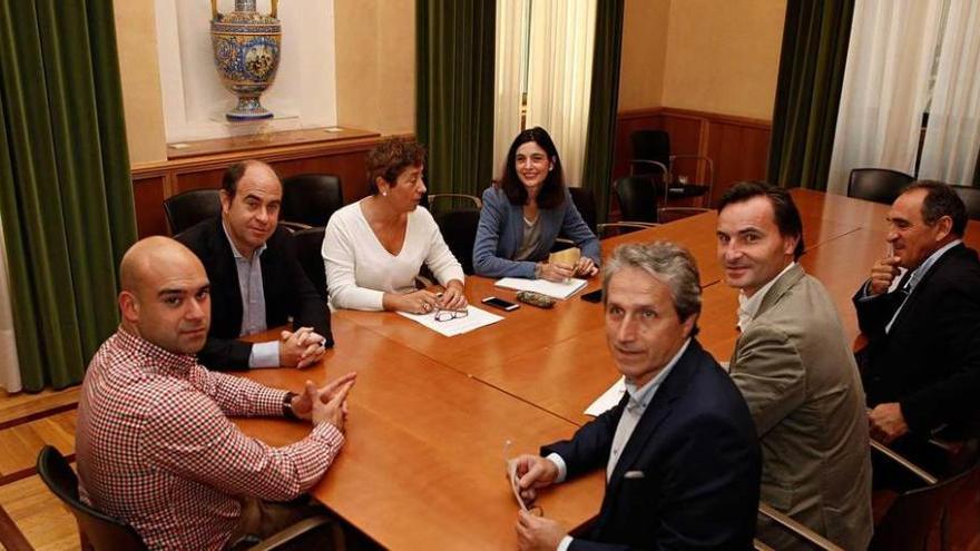 Reunión en el Ayuntamiento entre el gobierno local de Foro y representantes de la Unión de Comerciantes de Asturias.