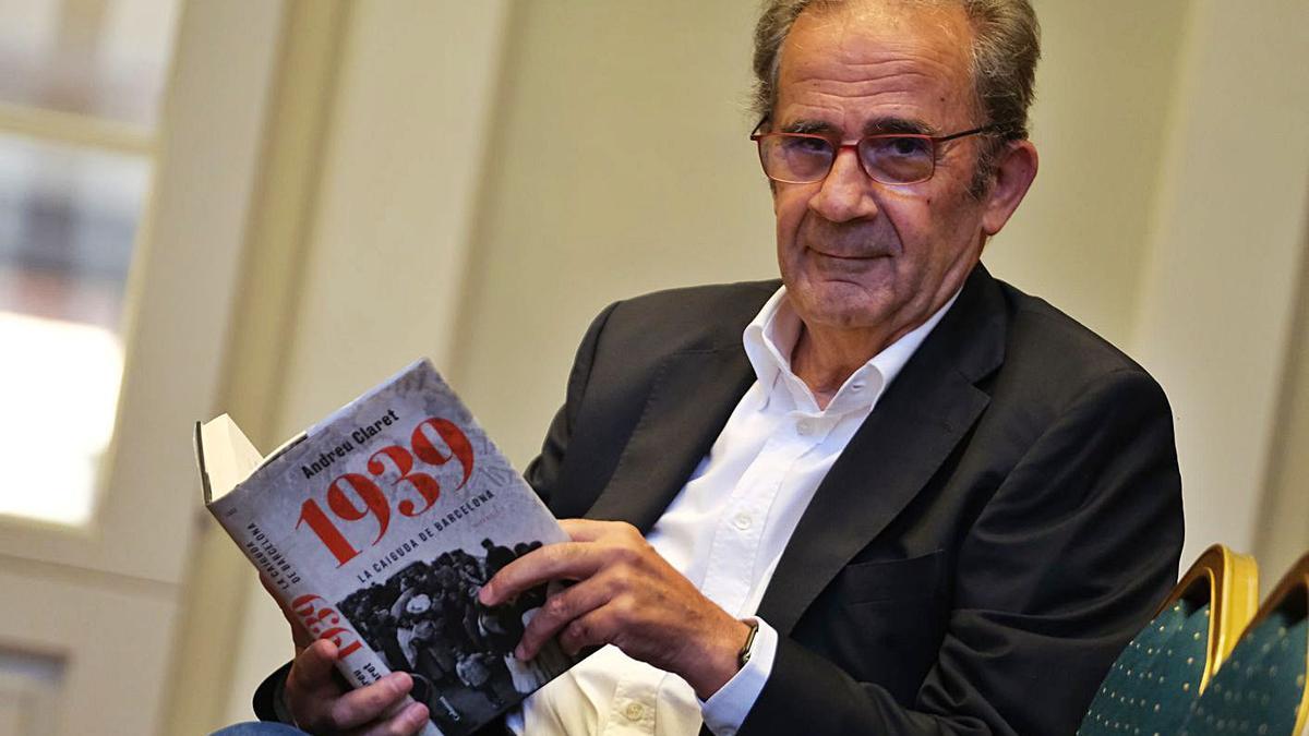 Andreu Claret amb el seu darrer llibre uns minuts abans de presentar-lo a Figueres
