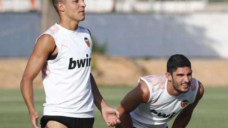 Rodrigo Moreno, junto a Gonçalo Guedes, en un entrenamiento con el Valencia.