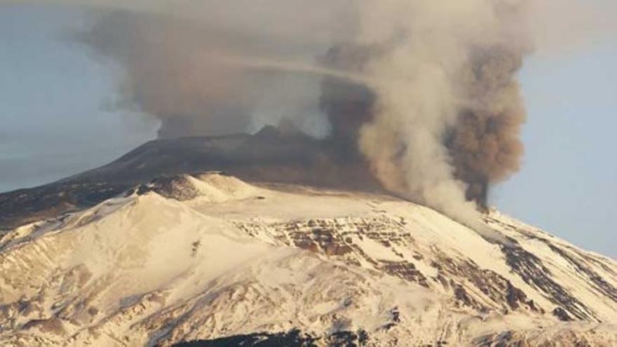 El volcán italiano Etna entra en erupción y dejando una nube de cenizas
