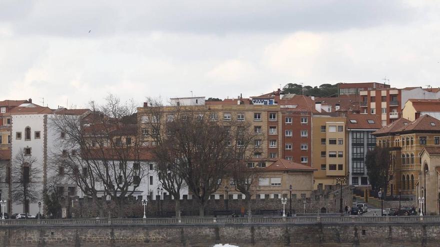 "No tiene el más mínimo respeto institucional a Gijón": la réplica municipal a Zapico por su plan para Cimavilla y La Arena