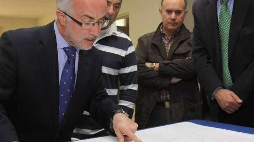 José Juan Durán revisa los planos junto al alcalde.  // Muñiz