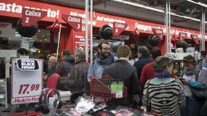 Varios ciudadanos hacen cola para pagar en el Media Markt de La Maquinista.