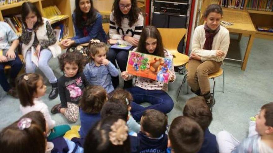 Los niños en una de las actividades de la biblioteca. // FdV