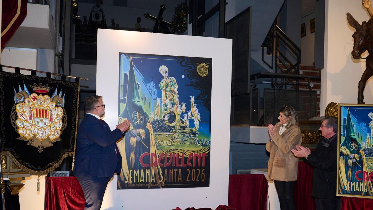 Momento en el que se descubrió el cartel de Semana Santa de Crevillent