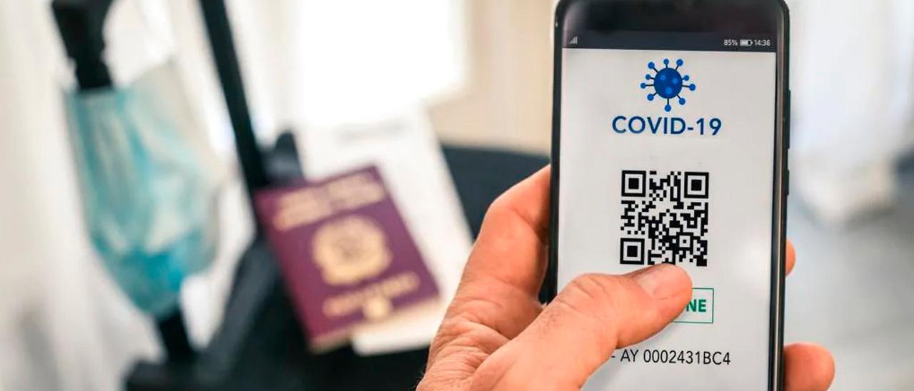 Una persona consulta el pasaporte COVID en su móvil
