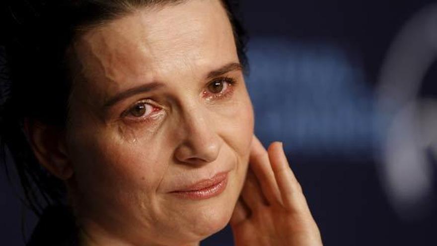 La actriz francesa Juliette Binoche se emociona durante la rueda de prensa en el Festival de Cannes.