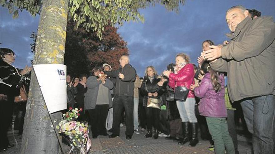 Cerca de 200 cacereños salen a la calle en memoria de María José Ojeda Pavón