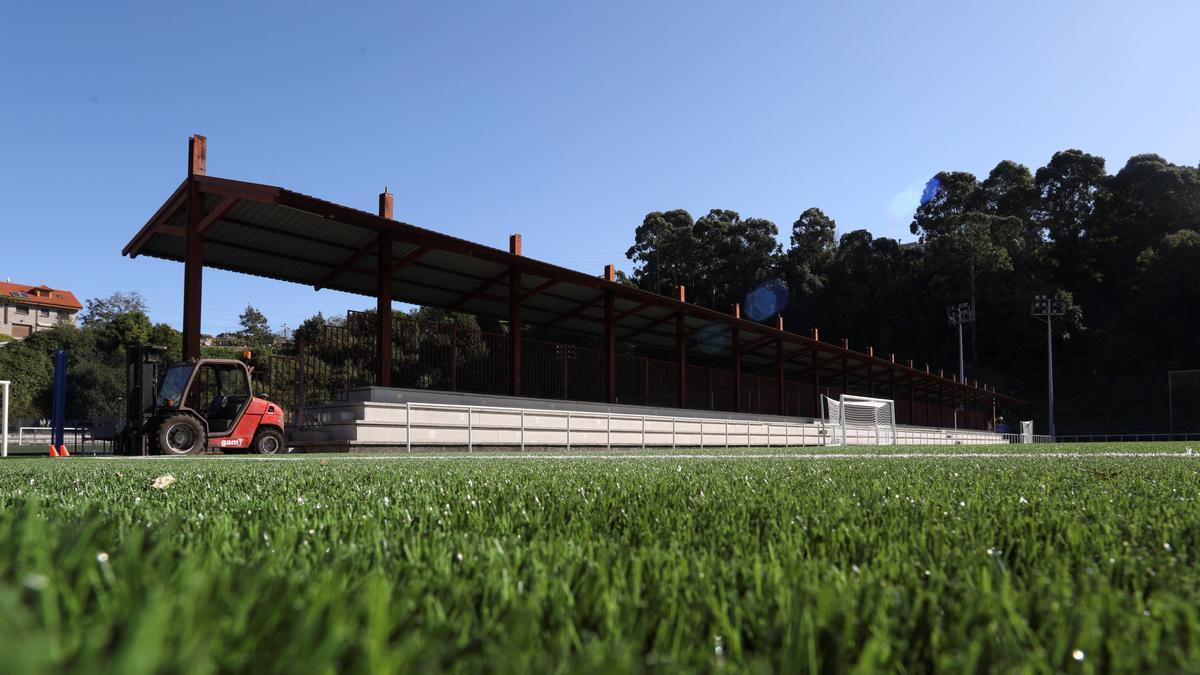 Campo de hierba sintética en el complejo deportivo de La Toba.