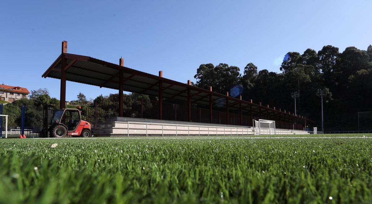 Campo de hierba sintética en el complejo deportivo de La Toba.