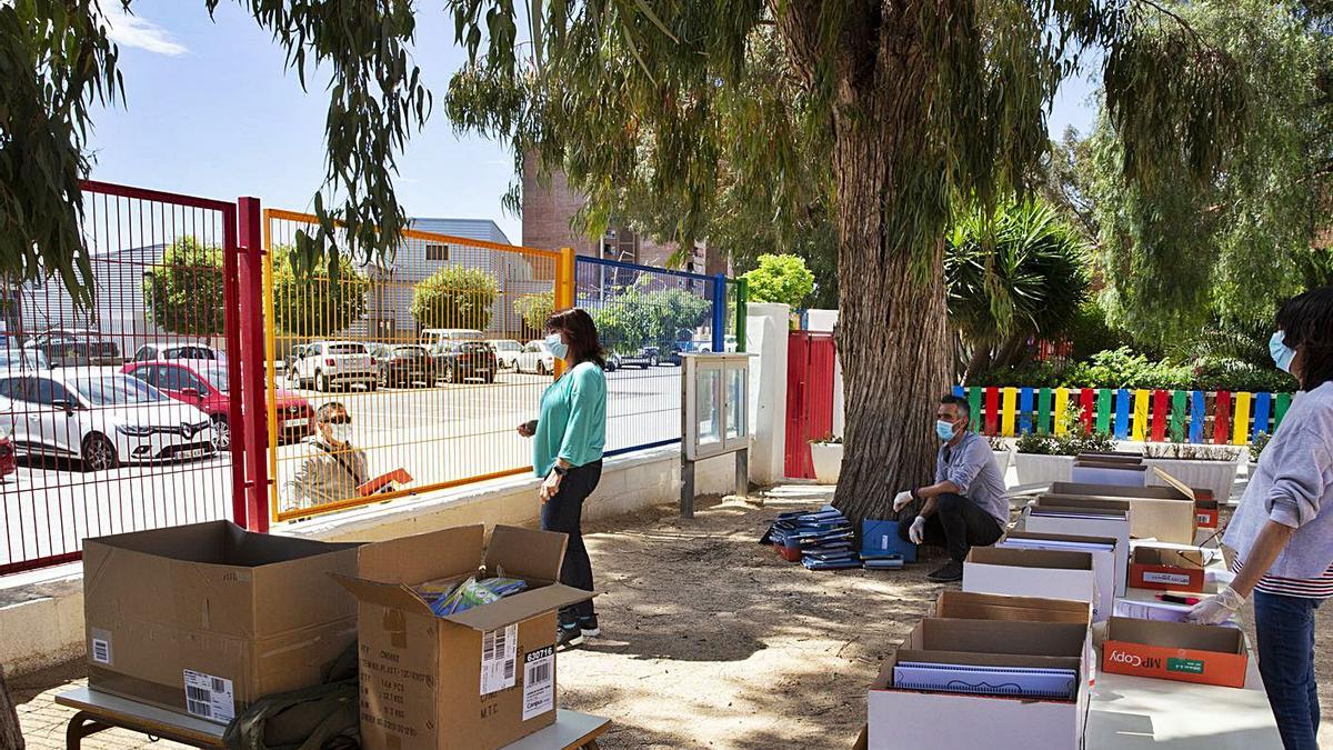 Entrega de material escolar en un centre d’Alacant a alumnes que el necessiten. | RAFA ARJONES