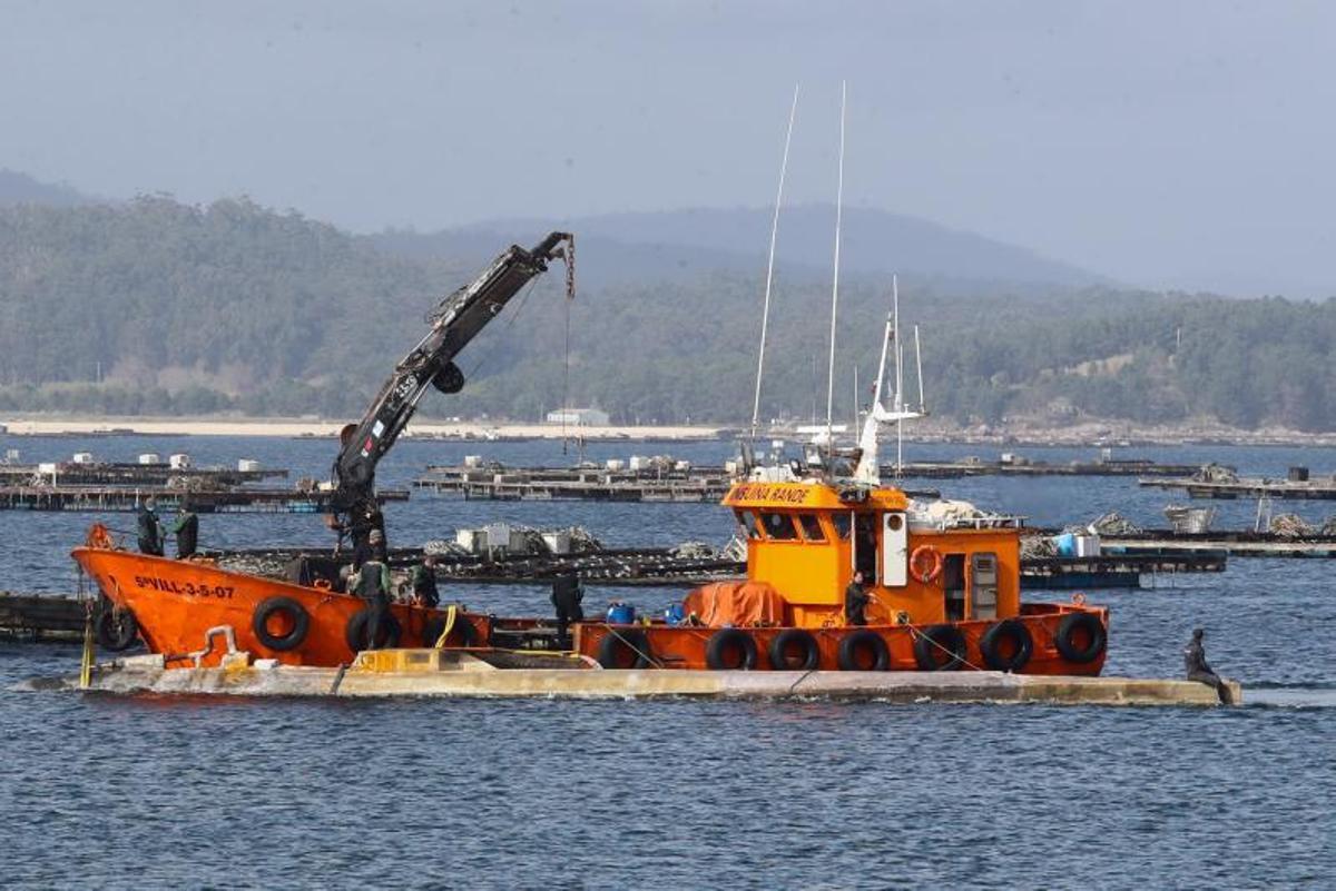 José Miñones, Maica Larriba y Simón Venzal ante el submarino.   | // I. ABELLA