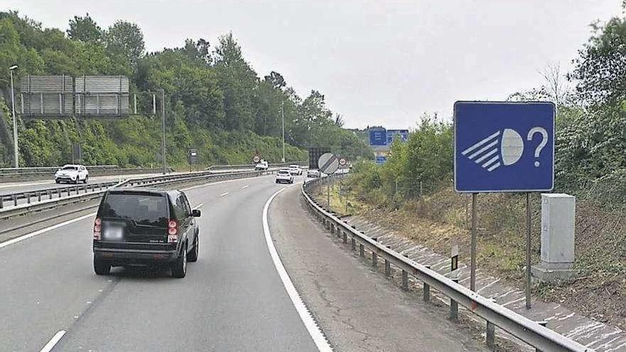 Un joven vuelca con su coche en la ronda exterior de Oviedo