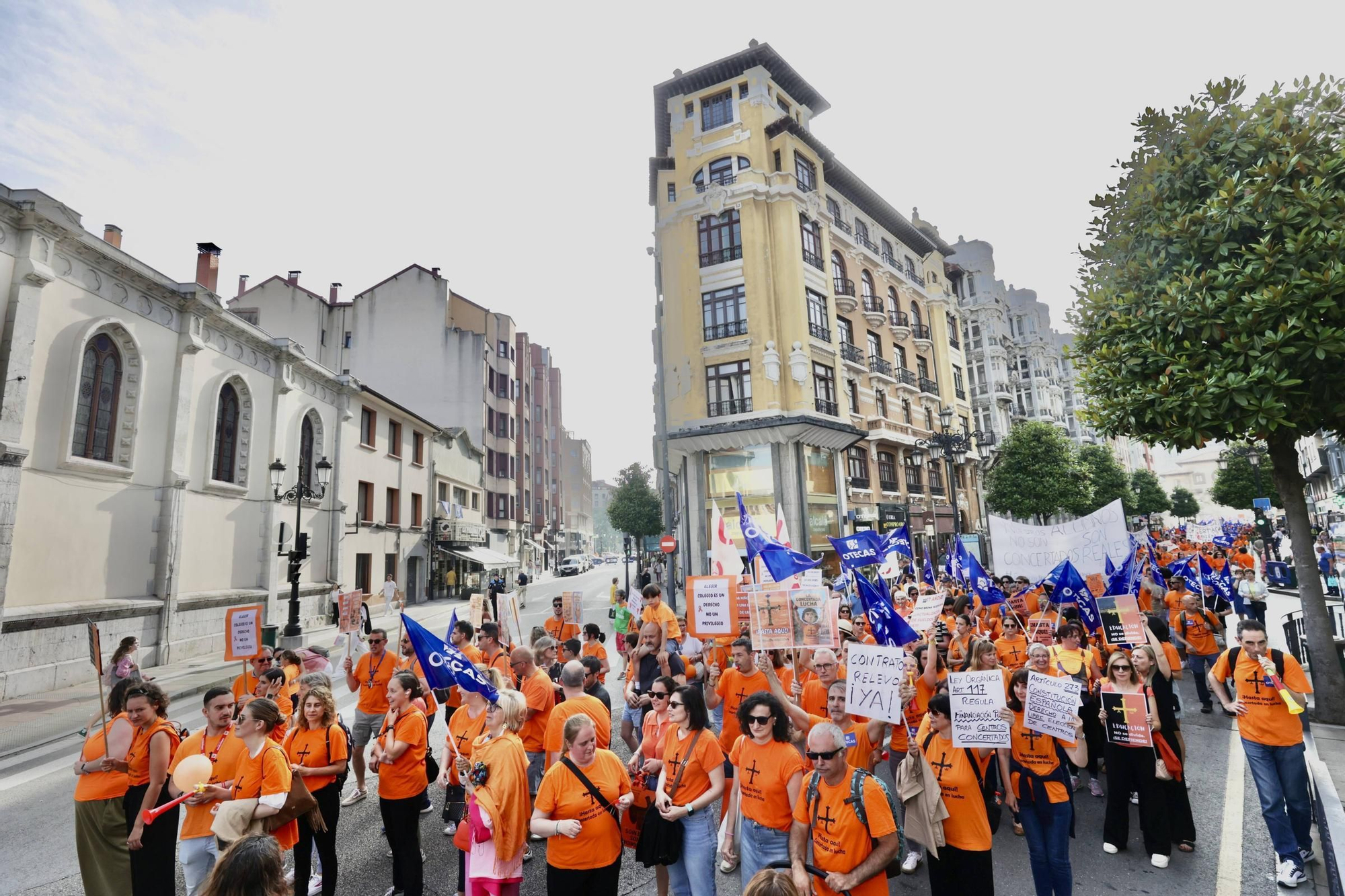 EN IMÁGENES | La marea naranja de profesores inunda Oviedo: manifestación de la escuela concertada