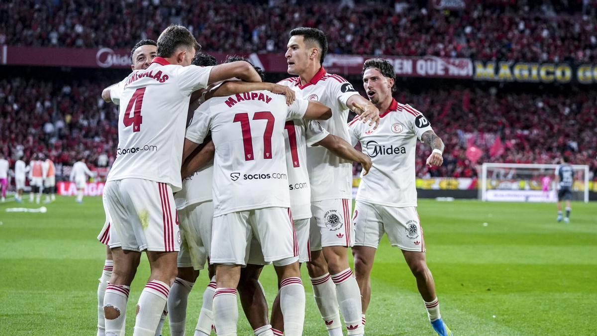 Alexis Sánchez, del Sevilla FC, celebra un gol durante el partido de fútbol de la liga española, LaLiga EA Sports, entre el Sevilla FC y la Real Sociedad, disputado en el estadio Ramón Sánchez-Pizjuán
