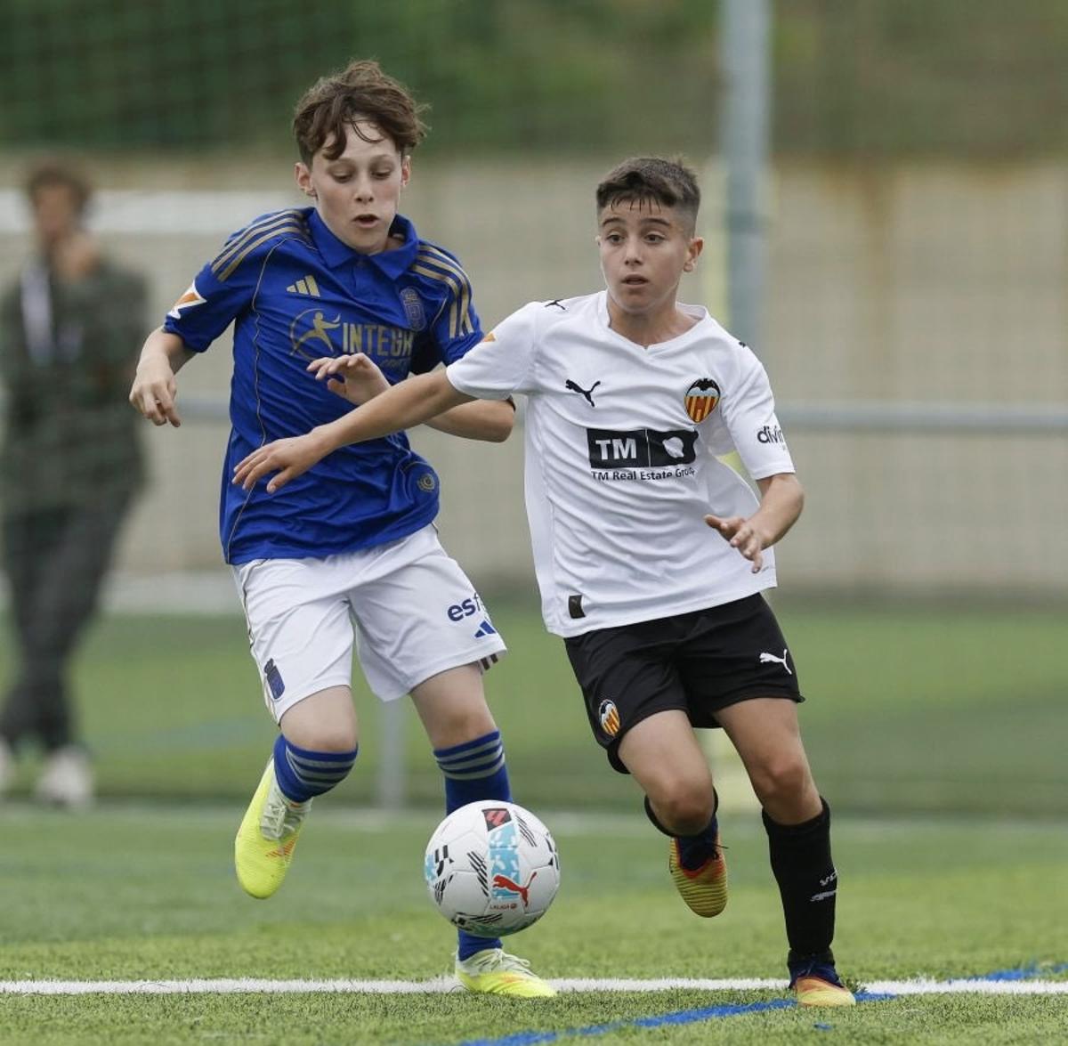 Lance de juego entre un jugador del Valencia y del Real Oviedo