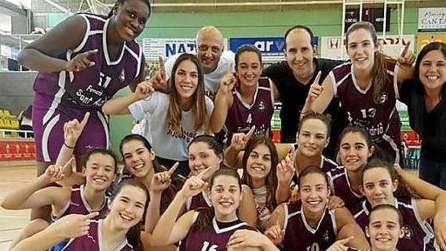 Les jugadores del Femení Sant Adrià amb el trofeu de campiones