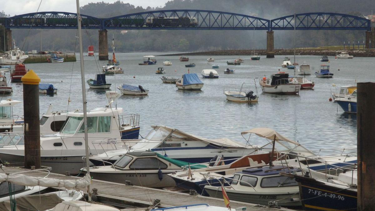 Tren que comunica A Coruña con Ferrol, a su paso por Pontedeume: una estampa idílica, pero falta de velocidad.   | // CARLOS PARDELLAS