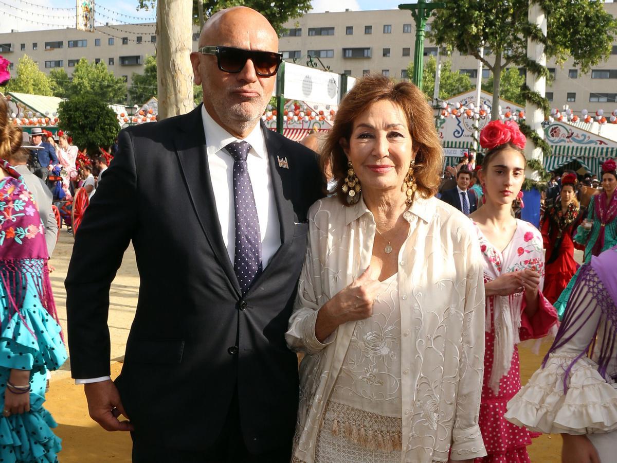Ana Rosa Quintana y Juan Muñoz en la Feria de Abril, a 8 de mayo de 2025, en Sevilla.