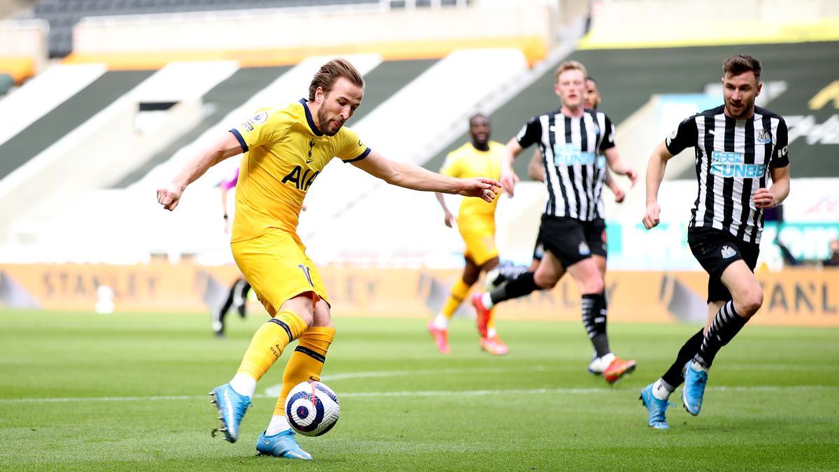 Harry Kane engatillando antes de marcar al Newcastle