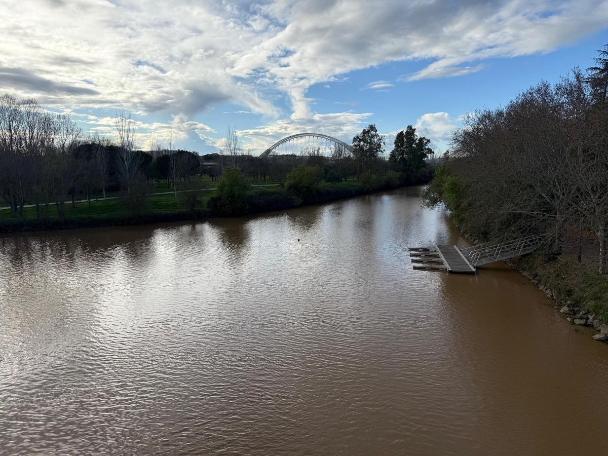 El río Guadiana a su paso por la capital extremeña.
