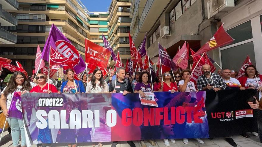 Concentración sindical ante la sede de la patronal en Alicante para exigir mejoras salariales