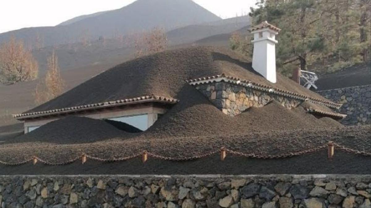 La impactant imatge d’una casa a La Palma coberta per la cendra del volcà