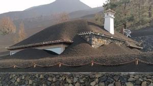 La impactant imatge d’una casa a La Palma coberta per la cendra del volcà