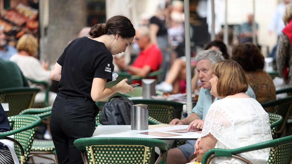 Una camarera en un negocio de hostelería de Málaga capital.