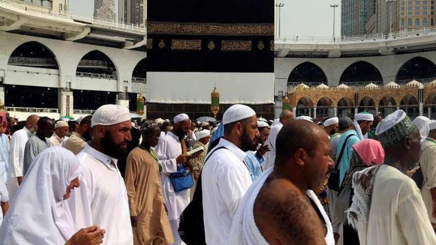 Fieles en torno a la Kaaba, en la Gran Mezquita de La Meca. // Reuters