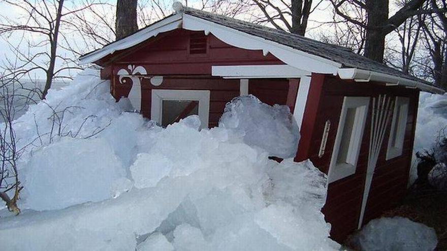 Una ola de hielo arrasa casas en dos localidades de Canadá y EEUU