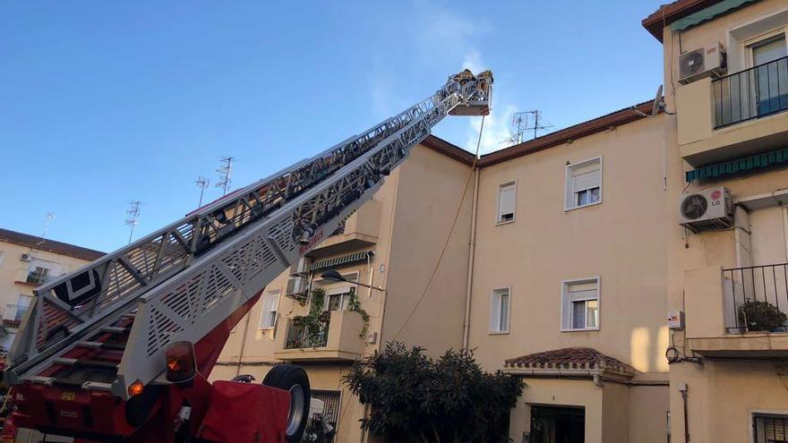 El Incendio en una vivienda en Orihuela ha obligado a los Bomberos a utilizar la autoescalera para extinguirlo, al declararse en la chimenea