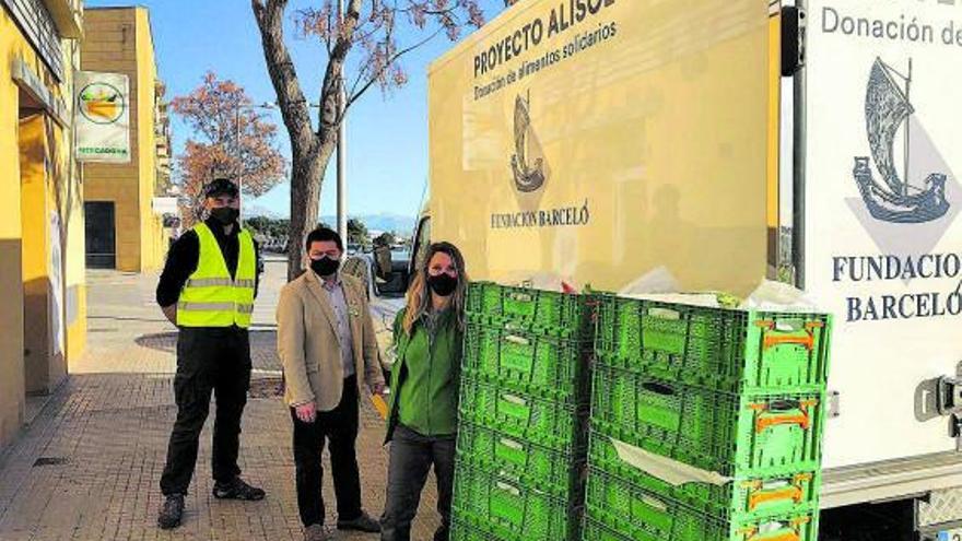 Un voluntario de Alisol junto a trabajadores del supermercado de Es Coll d’en Rabassa. | MERCADONA